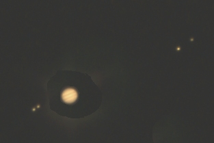 Jupiter et ses satellites le 29 mars 2004 &agrave; 22h20, assemblage de deux vues, une jupiter correctement expos&eacute;e et une avec soustraction de jupiter surexpos&eacute;e